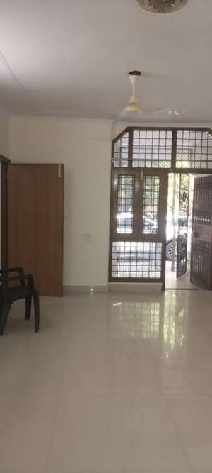 Room in 4 BHK Apartment at Sarita Vihar – for Rent