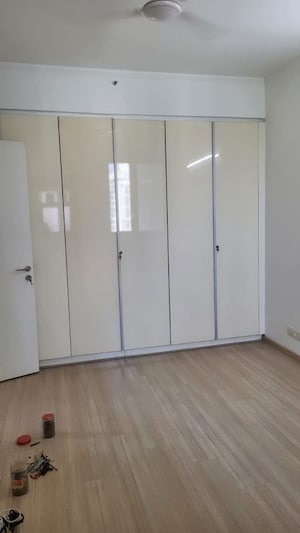 Room in 4 BHK Apartment at DLF Park Place, Sector 54 – for Rent