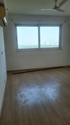 Room in 4 BHK Apartment at DLF Park Place, Sector 54 – for Rent