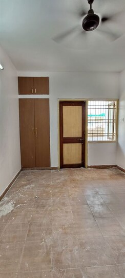 1 BHK +Apartment For Rent in Byron Bazar