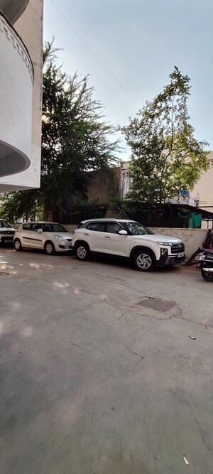 Parking in 1 BHK Apartment at Byron Bazar – for Rent
