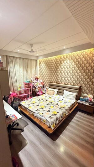 Bedroom in 3 BHK Builder Floor at Dlf Phase ii – for Rent