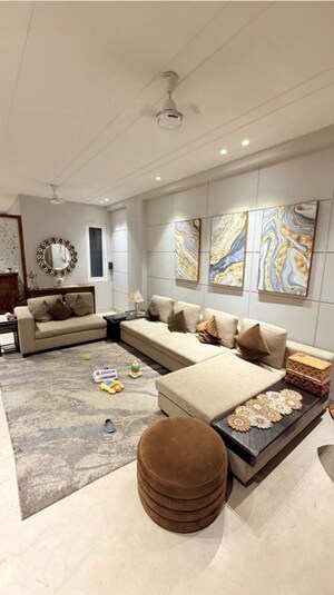 Living Room in 3 BHK Builder Floor at Dlf Phase ii – for Rent