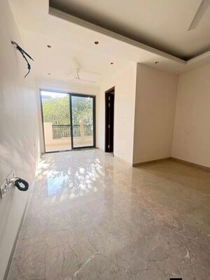 Room in 3.5 BHK Builder Floor at BPTP Amstoria, Sector 102 – for Sale