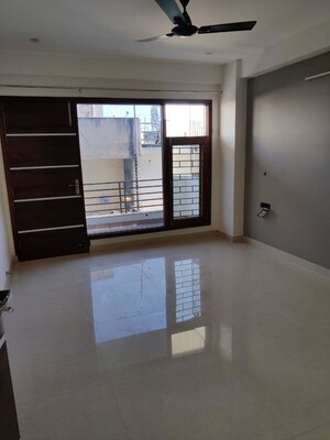 Room in 3 BHK Builder Floor at Sector 45 – for Rent