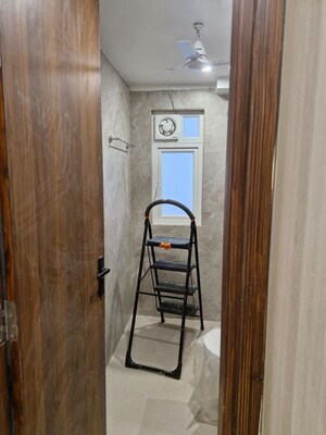 Building Lobby in 3 BHK Builder Floor at Sector 43 – for Rent