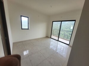 Room in 3 BHK Apartment at Shapoorji Pallonji Vanaha Golfland, Bavdhan – for Rent