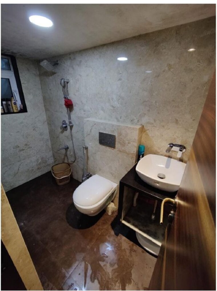 Bathroom, juhu 2 Bedroom 700 Sq.Ft. Apartment In Juhu Mumbai 10702527