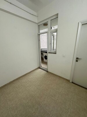 Room in 3 BHK Apartment at DLF The Ultima, Sector 81 – for Rent