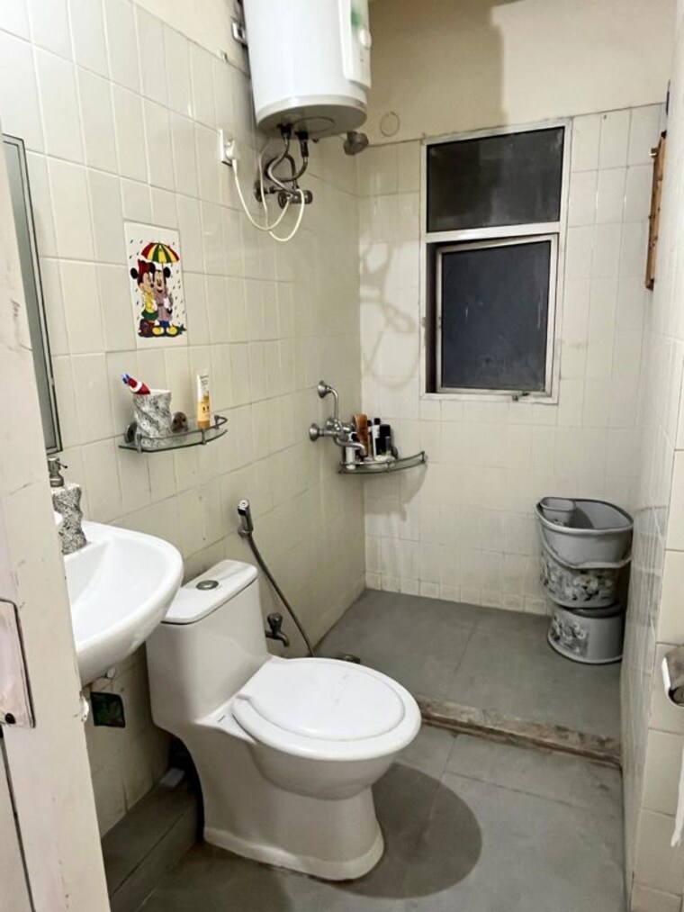 Bathroom, dlf-the-wellington-estate 3 Bedroom 1396 Sq.Ft. Apartment In Dlf Phase V Gurgaon 10702585