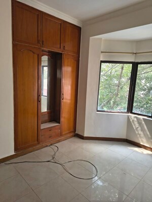 Room in 3 BHK Apartment at Unitech Palms, South City 1 – for Rent