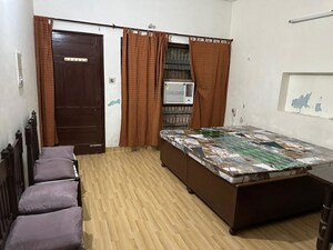 1 BHK Independent House For Rent in Sector 8