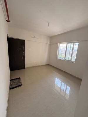 Room in 1 BHK Apartment at Raunak Residency Thane, Pokhran Road No One – for Rent