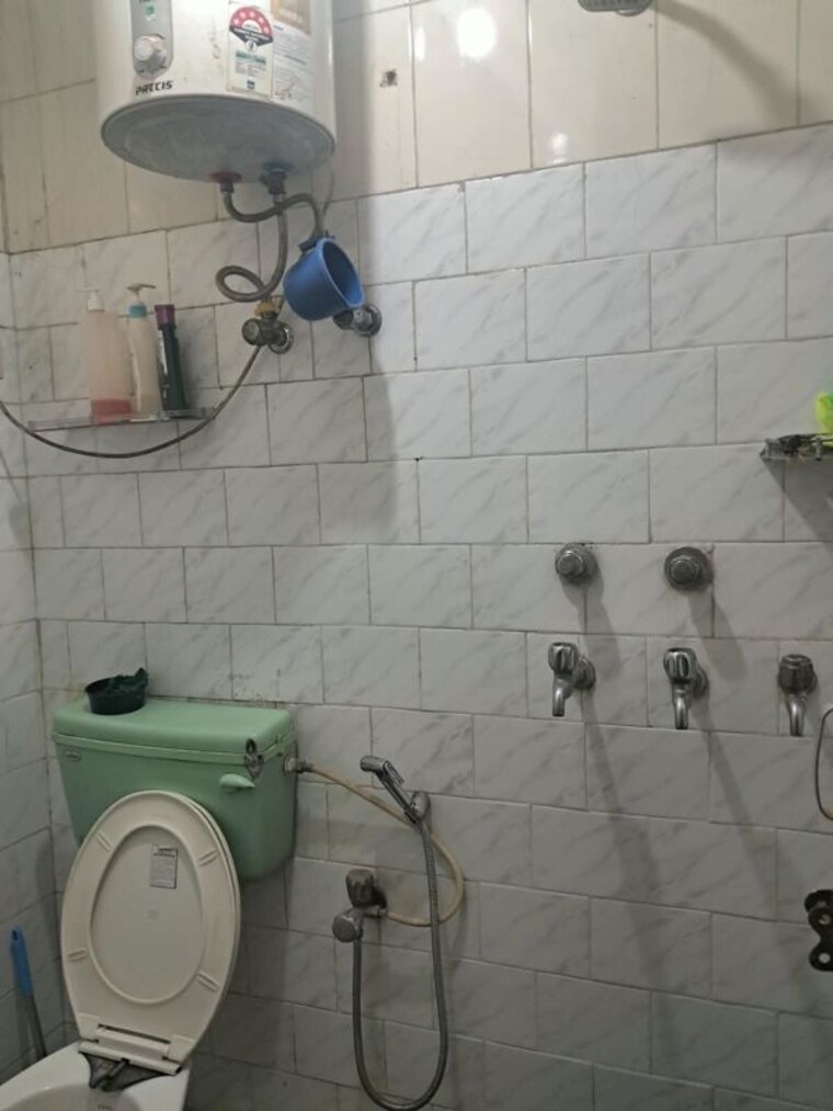 Bathroom, palam vihar 1 RK 66 Sq.Yd. Builder Floor In Palam Vihar Gurgaon 10702782