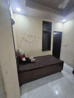Furnished Amenities in 2.5 BHK Builder Floor at Mayur Vihar – for Rent