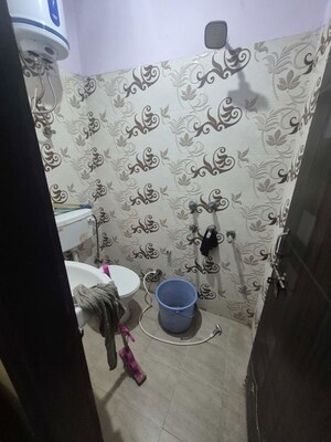 Attached Bathroom in 2.5 BHK Builder Floor at Mayur Vihar – for Rent
