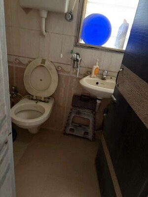 Bathroom in 3 BHK Apartment at Lokhandwala Breeze Apartments, Andheri West – for Rent