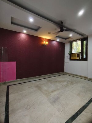 Room in 4 BHK Villa at Unitech Arcadia, South City 2 – for Rent