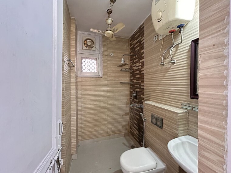 Bathroom, sector 12 dwarka 2.5 Bedroom 1300 Sq.Ft. Apartment In Sector 12 Dwarka Delhi 10703135