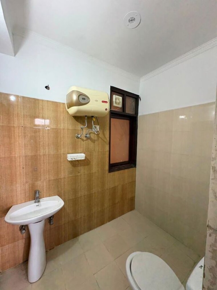 Bathroom, silver-city-heights 2 Bedroom 1350 Sq.Ft. Apartment In Ambala Highway Zirakpur 10703233