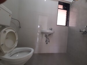 Attached Bathroom in 2.5 BHK Apartment at Goregaon West – for Rent