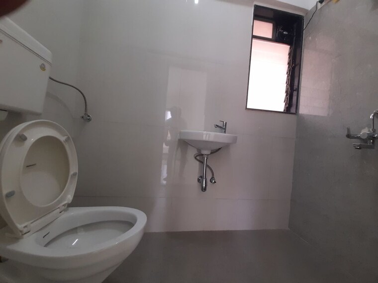 Attached Bathroom, goregaon west 2.5 Bedroom 1500 Sq.Ft. Apartment In Goregaon West Mumbai 10703259