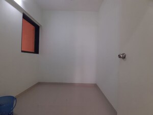 Room in 2.5 BHK Apartment at Goregaon West – for Rent