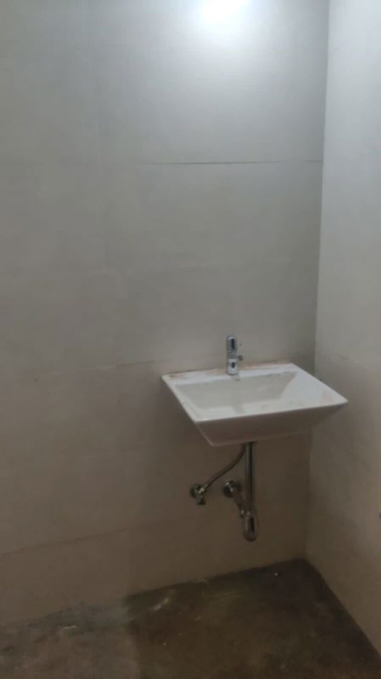 Bathroom, kurla west 1 Bedroom 450 Sq.Ft. Apartment In Kurla West Mumbai 10703278