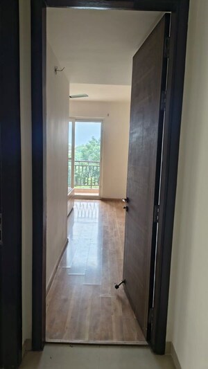 Room in 3 BHK Apartment at Shalimar Oneworld Vista, Gomti Nagar – for Rent