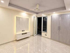 Room in 3 BHK Builder Floor at Sector 15 – for Rent