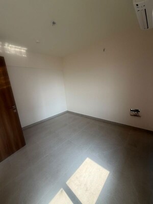 Room in 1 BHK Apartment at Piramal Vaikunth, Balkum Pada – for Rent
