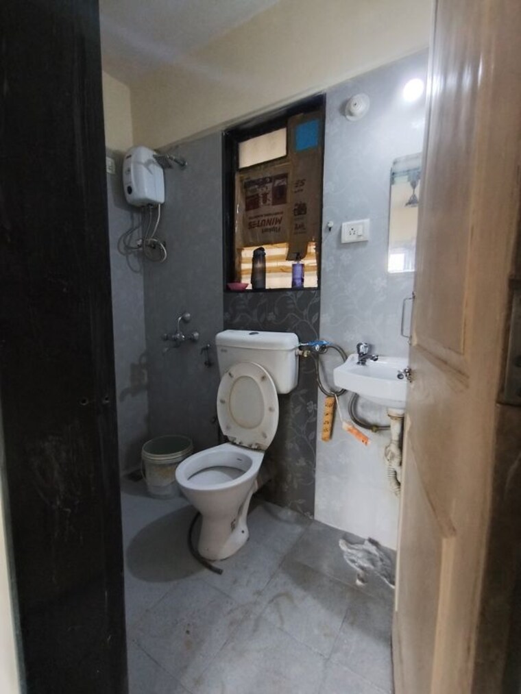 Bathroom, hubtown-greenwoods 3 Bedroom 800 Sq.Ft. Apartment In Vartak Nagar Thane 10704086