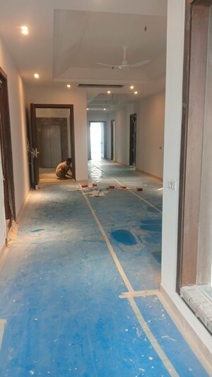 Room in 5 BHK Builder Floor at Nehru Enclave – for Sale