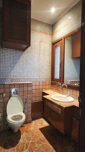 Team Area in 4 BHK Builder Floor at Shanti Niketan – for Rent