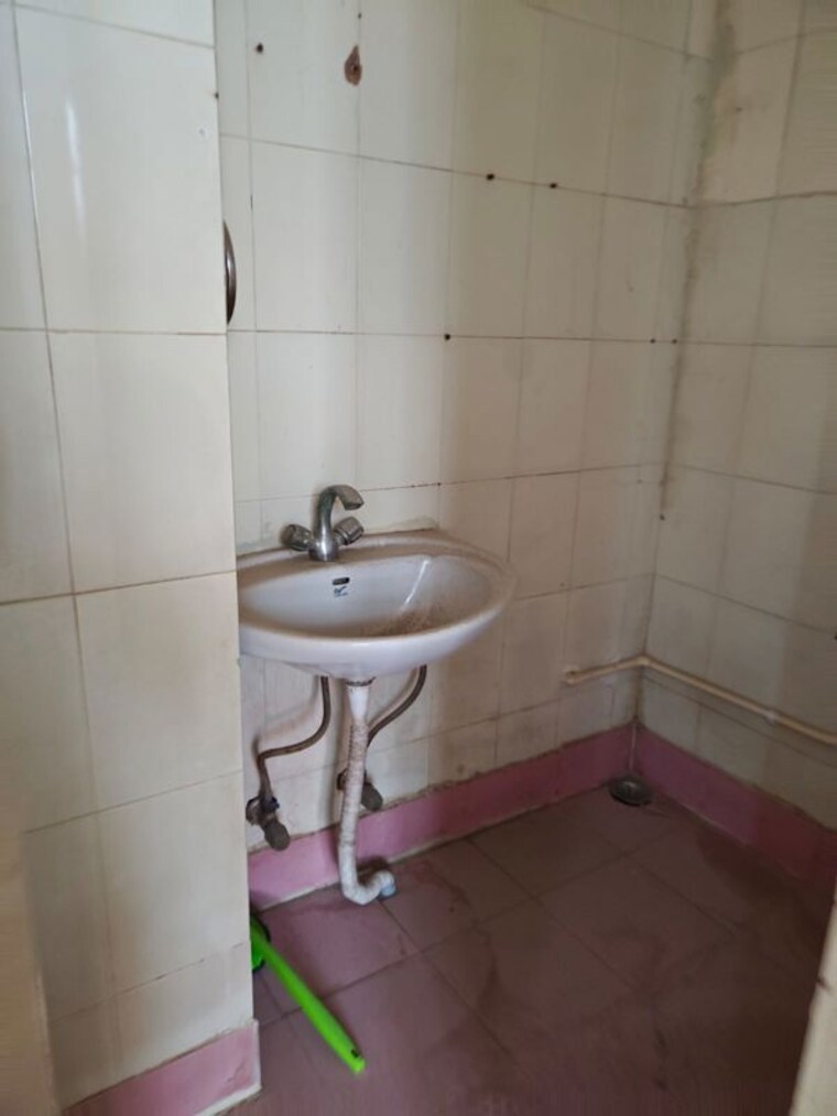 Bathroom, palam vihar 2 Bedroom 900 Sq.Ft. Builder Floor In Palam Vihar Gurgaon 10704168