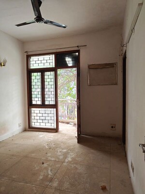 Room in 3 BHK Builder Floor at Palam Vihar – for Rent
