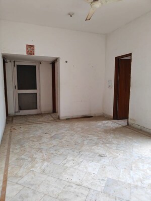 Room in 3 BHK Builder Floor at Palam Vihar – for Rent
