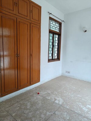 Room in 3 BHK Builder Floor at Palam Vihar – for Rent