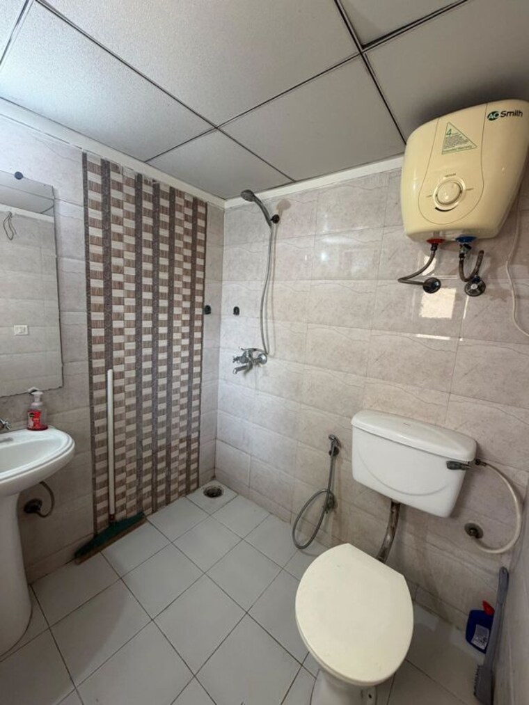 Bathroom, gaur-city-2-12th-avenue 2.5 Bedroom 1235 Sq.Ft. Apartment In Sector 16c Greater Noida Greater Noida 10704215