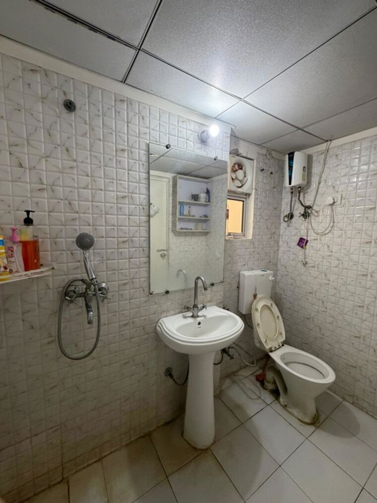 Bathroom, gaur-city-2-12th-avenue 2.5 Bedroom 1235 Sq.Ft. Apartment In Sector 16c Greater Noida Greater Noida 10704215