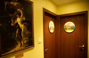 Furnished Amenities in 2 BHK Apartment at Rangoli Smruti, Santacruz West – for Rent