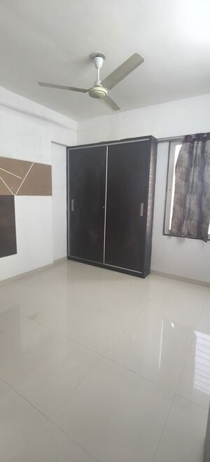 Room in 2 BHK Apartment at Kumar Sophronia, Kalyani Nagar – for Rent