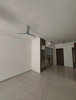 Room in 3 BHK Builder Floor at Smart World Orchard, Sector 61 – for Rent