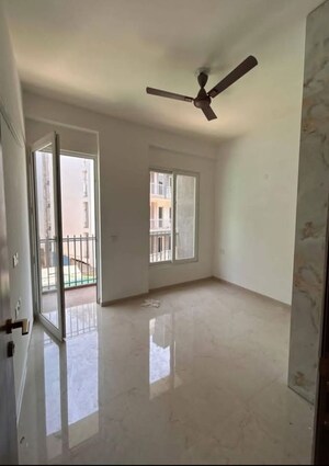 Room in 3 BHK Builder Floor at Smart World Orchard, Sector 61 – for Rent