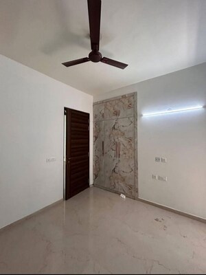 Room in 3 BHK Builder Floor at Smart World Orchard, Sector 61 – for Rent