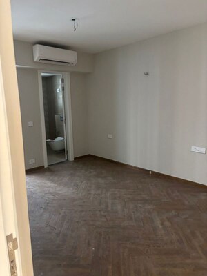 Room in 3 BHK Apartment at Signature Global City 63A, Sector 63a – for Rent