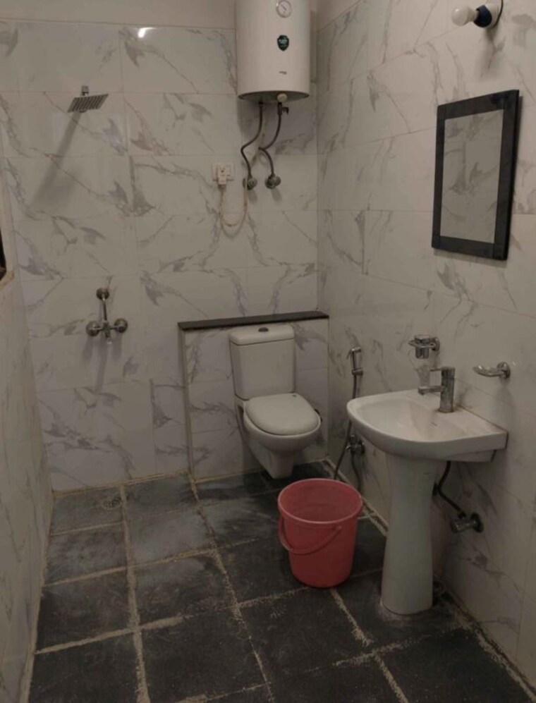 Bathroom, rajouri garden 3 Bedroom 140 Sq.Yd. Builder Floor In Rajouri Garden Delhi 10704372