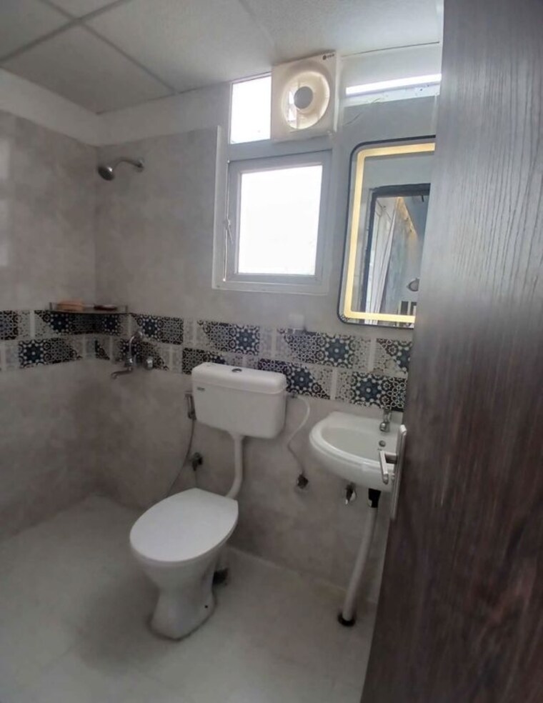 Bathroom, tagore garden 3 Bedroom 140 Sq.Yd. Builder Floor In Tagore Garden Delhi 10704401