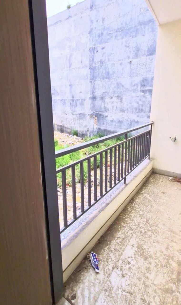Balcony, tagore garden 3 Bedroom 140 Sq.Yd. Builder Floor In Tagore Garden Delhi 10704401