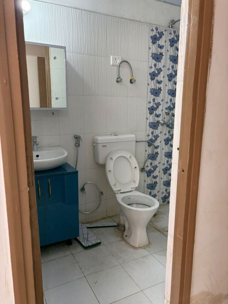 Bathroom, pareena-om-apartments 2 Bedroom 647 Sq.Ft. Apartment In Sector 112 Gurgaon 10704424